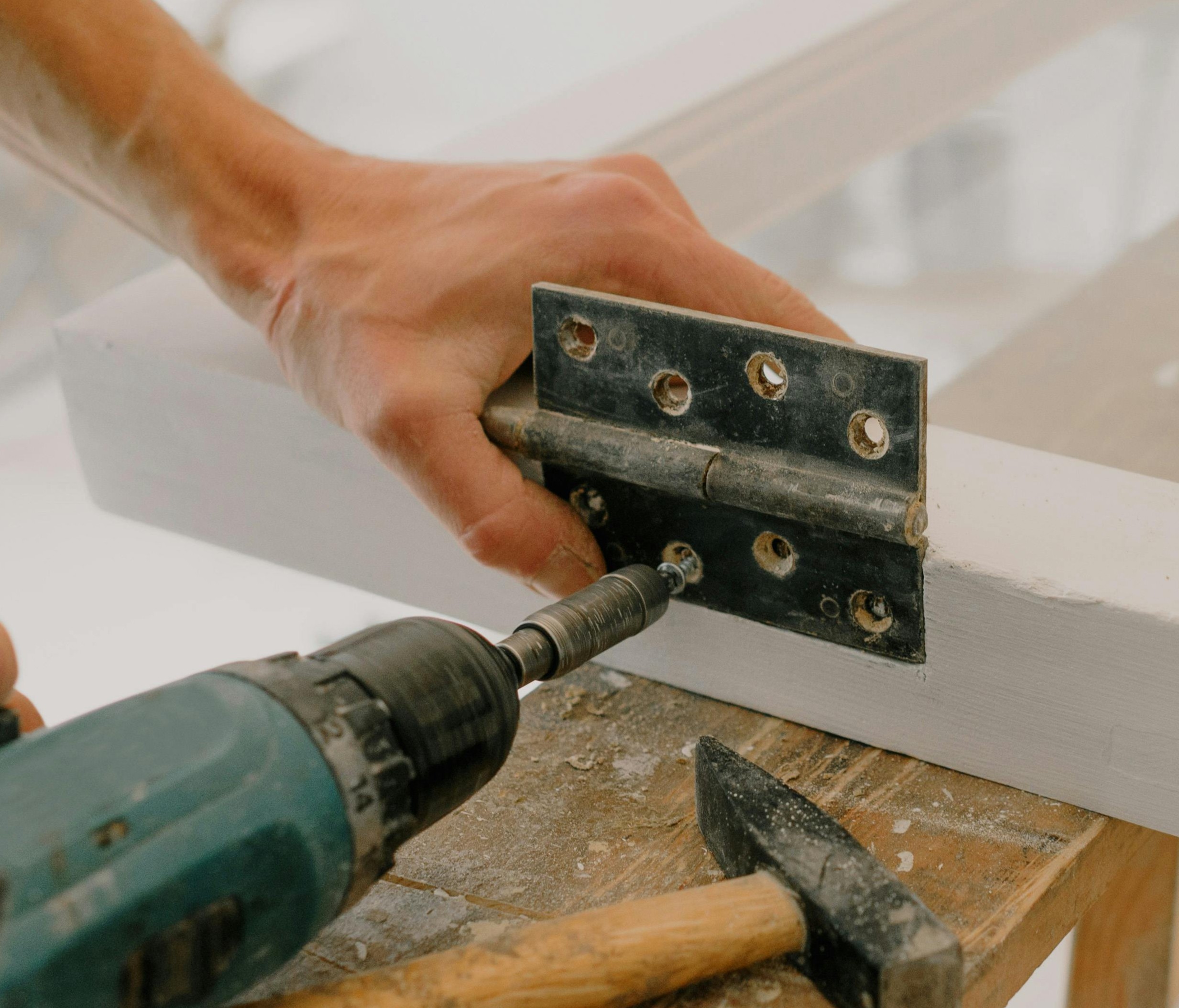 Technik naprawiający okno